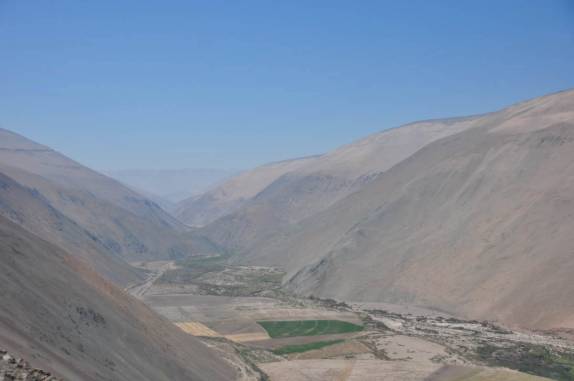 Paisagem desértica e oásis no norte do Chile, póximo à Arica